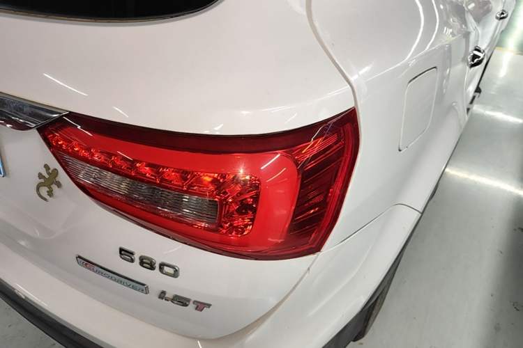 Used Dongfeng Fengon 580 2017 1.5T Manual Luxury Model Right Rear Taillight
