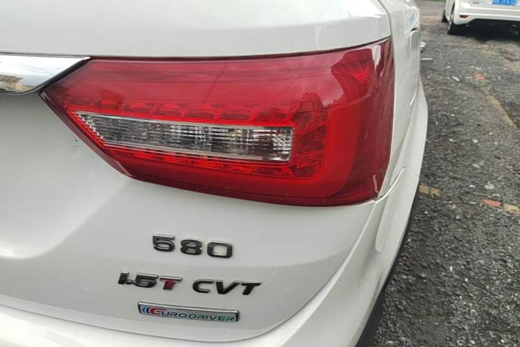 Used Dongfeng Fengon 580 2017 1.5T CVT Luxury Model Right Rear Taillight
