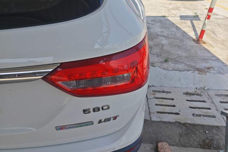 Used Dongfeng Fengon 580 2017 1.5T Manual Luxury Model Right Rear Taillight