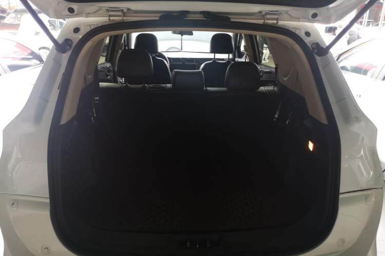 Used Dongfeng Fengon 580 2017 1.5T Manual Luxury Model Trunk