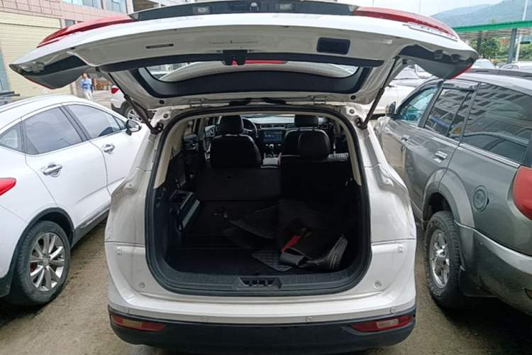 Used Dongfeng Fengon 580 2017 Revised Version 1.5T CVT Luxury Edition Trunk