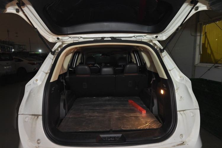 Used Dongfeng Fengon 580 2017 1.5T Manual Luxury Model Trunk