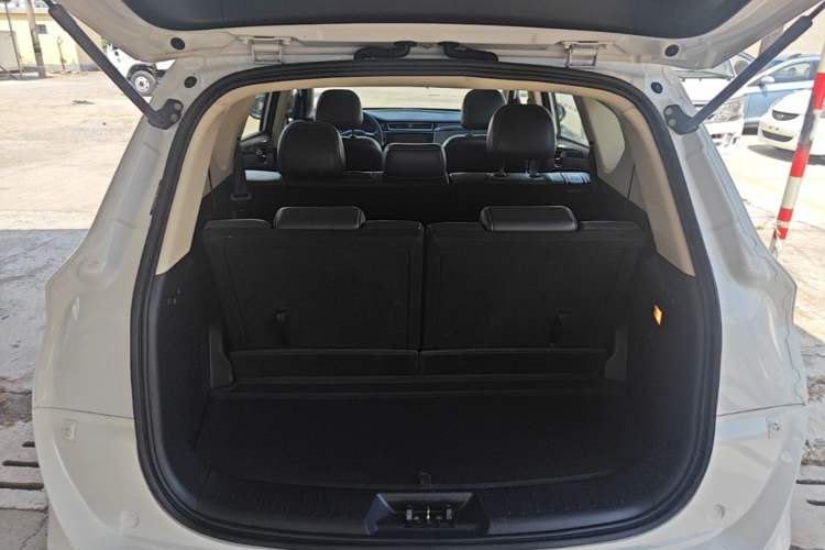 Used Dongfeng Fengon 580 2017 1.5T Manual Luxury Model Trunk