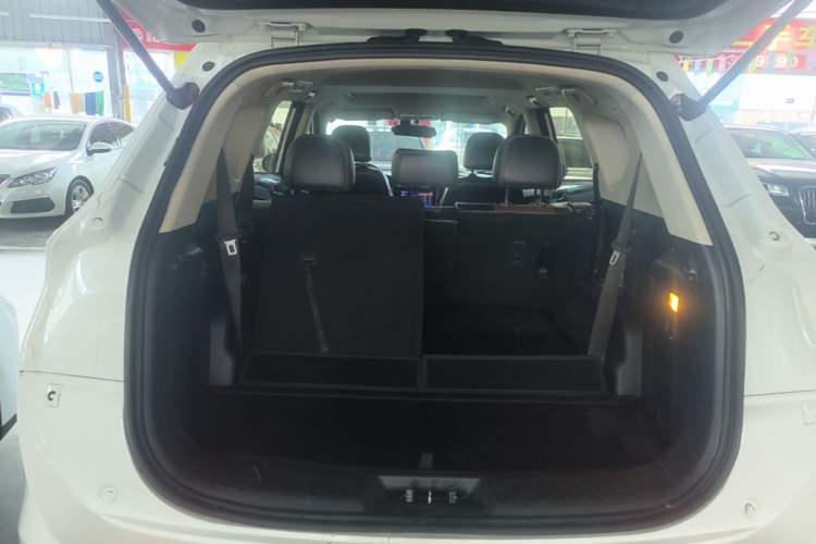 Used Dongfeng Fengon 580 2017 1.5T Manual Luxury Model Trunk