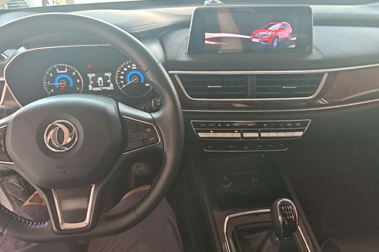 Used Dongfeng Fengon 580 2018 1.5T Manual Luxury Model Center Console