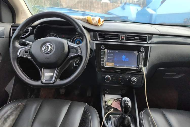 Used Dongfeng Fengon 580 2018 1.8L Manual Comfort Model Center Console