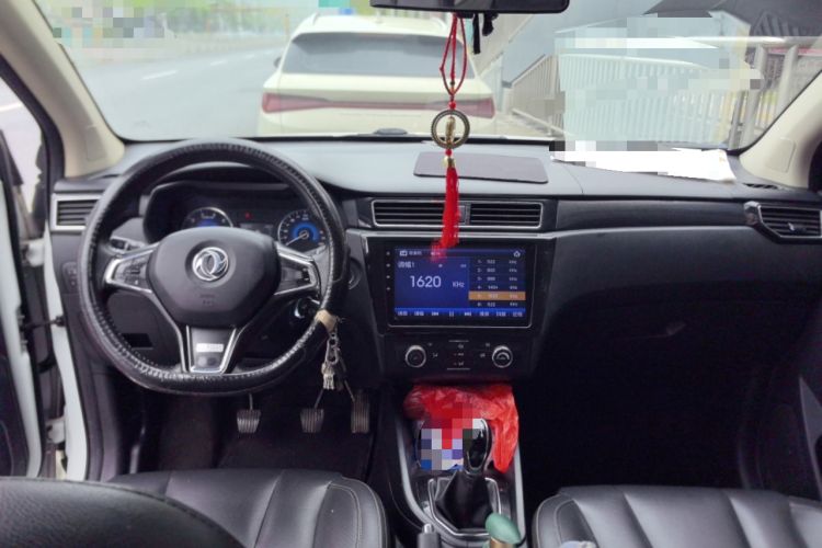 Used Dongfeng Fengon 580 2018 Revised Version 1.8L Manual Comfort Edition Center Console