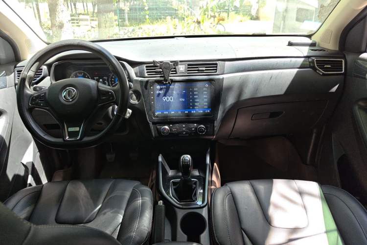 Used Dongfeng Fengon 580 2018 Revised Version 1.8L Manual Comfort Edition Center Console