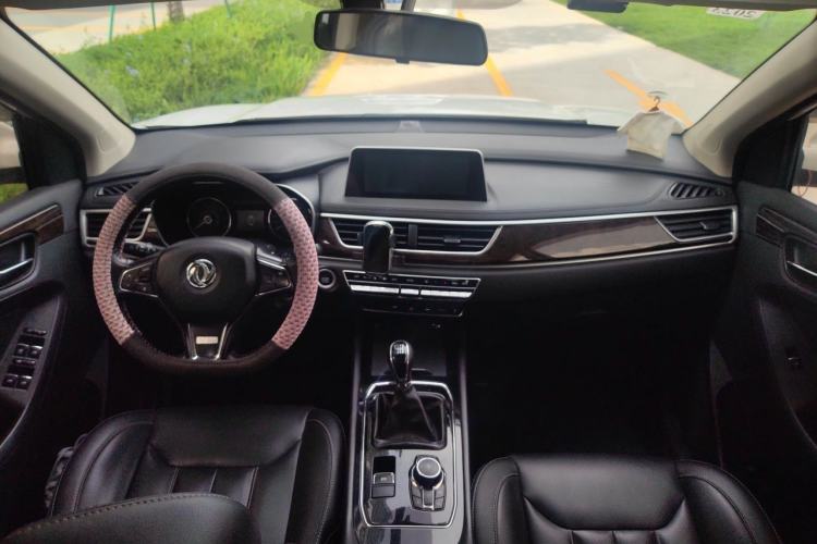 Used Dongfeng Fengon 580 2018 1.5T Manual Luxury Model Center Console