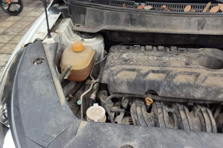 Used Dongfeng Fengon 580 2018 Revised Version 1.8L Manual Comfort Edition Engine Bay Right