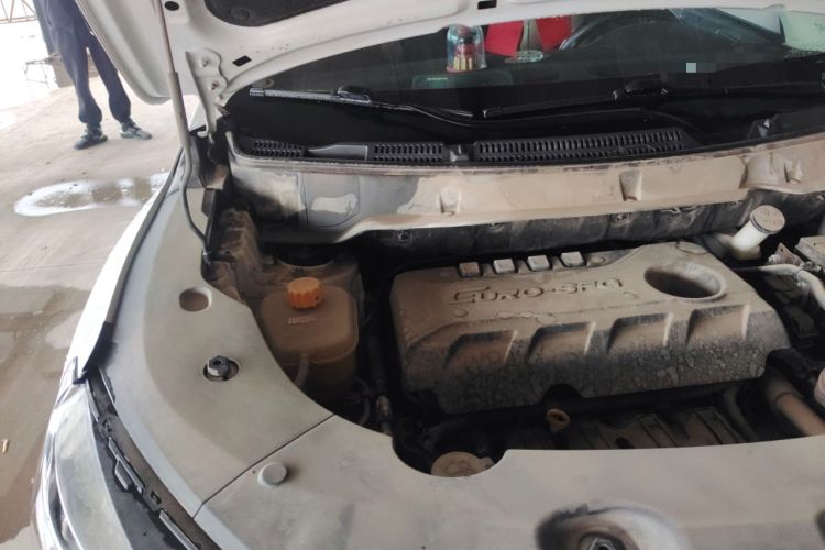 Used Dongfeng Fengon 580 2018 Revised Version 1.8L Manual Comfort Edition Engine Bay Right