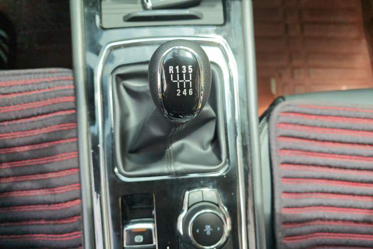 Used Dongfeng Fengon 580 2018 1.5T Manual Luxury Model Gear Lever
