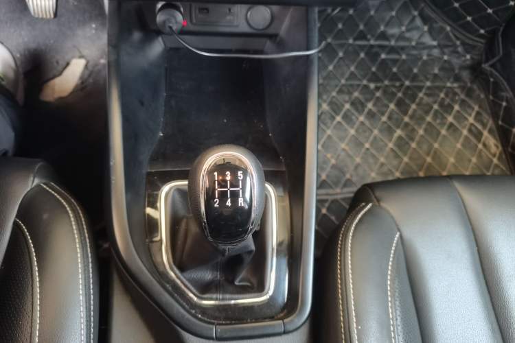 Used Dongfeng Fengon 580 2018 Revised Version 1.8L Manual Comfort Edition Gear Lever
