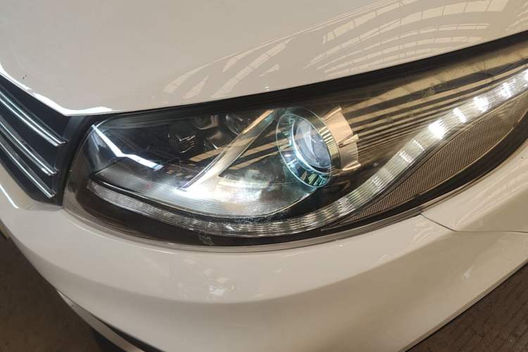 Used Dongfeng Fengon 580 2018 1.5T CVT Smart Connectivity Version Left Front Headlight