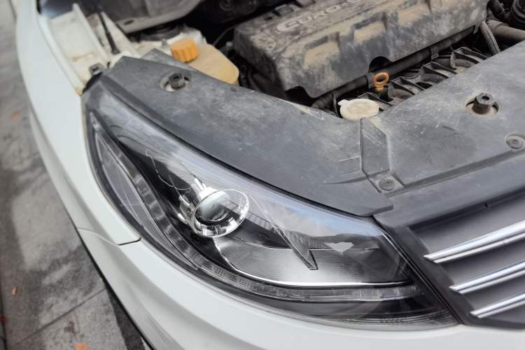 Used Dongfeng Fengon 580 2018 Revised Version 1.8L Manual Comfort Edition Right Front Headlight