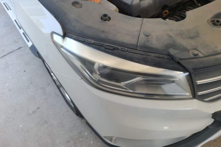 Used Dongfeng Fengon 580 2018 Revised Version 1.8L Manual Comfort Edition Right Front Headlight