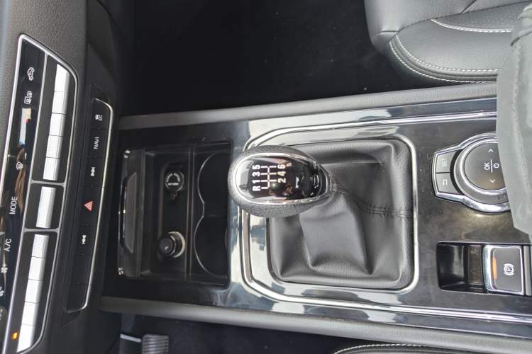 Used Dongfeng Fengon 580 2020 1.5T Manual Luxury Version Gear Lever