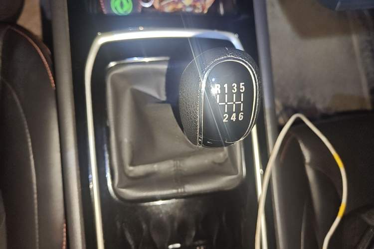 Used Dongfeng Fengon 580 2021 Revised ☆ Star Edition 1.5T Manual Luxury Version Gear Lever