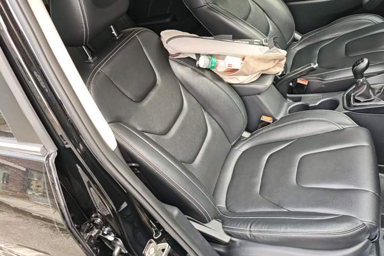 Used Dongfeng Fengon 580 2021 Revised ☆ Star Edition 1.8L Manual Elite Version Right Front Seat