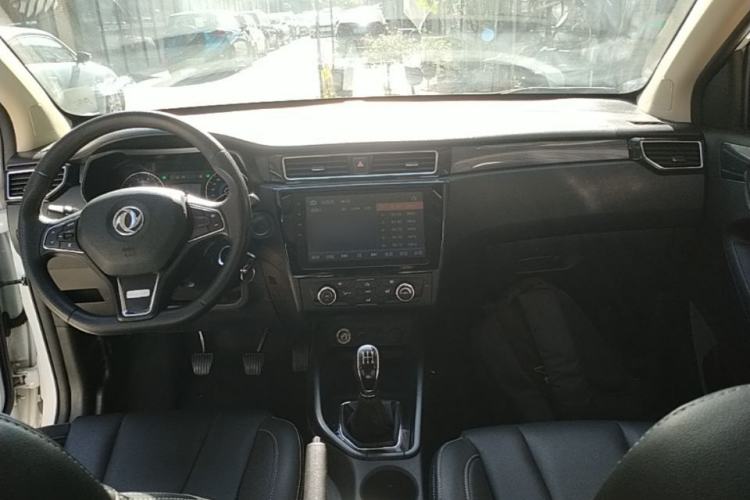Used Dongfeng Fengon 580 2021 Revised ☆ Star Edition 1.8L Manual Elite Version Center Console
