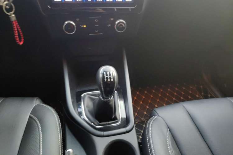Used Dongfeng Fengon 580 2021 Revised ☆ Star Edition 1.8L Manual Elite Version Gear Lever