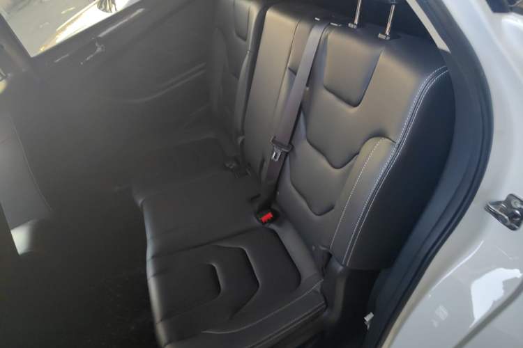 Used Dongfeng Fengon 580 2021 Revised ☆ Star Edition 1.8L Manual Elite Version Left Rear Seat