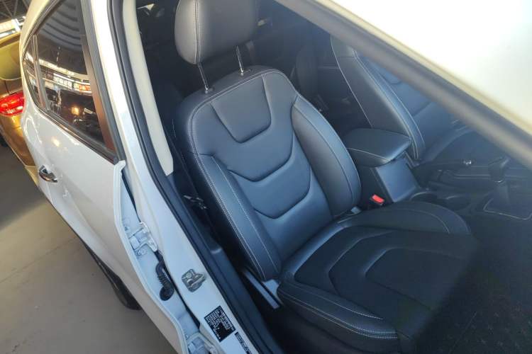 Used Dongfeng Fengon 580 2021 Revised ☆ Star Edition 1.8L Manual Elite Version Right Front Seat