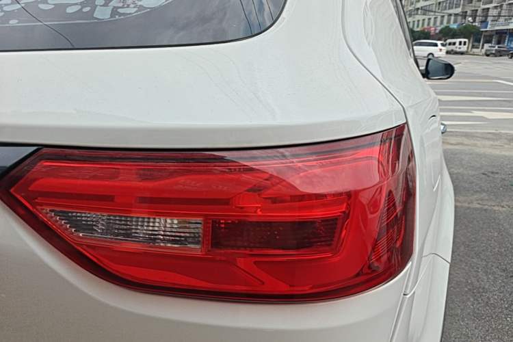 Used Dongfeng Fengon 580 2021 Revised ☆ Star Edition 1.5T Manual Luxury Version Right Rear Taillight