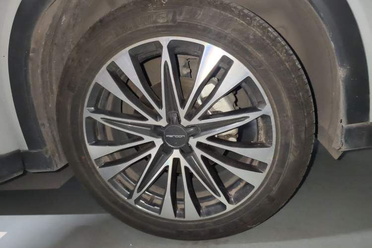 Used Dongfeng Fengon 580 2022 1.5T Automatic Luxury Edition Right Front Wheel Hub