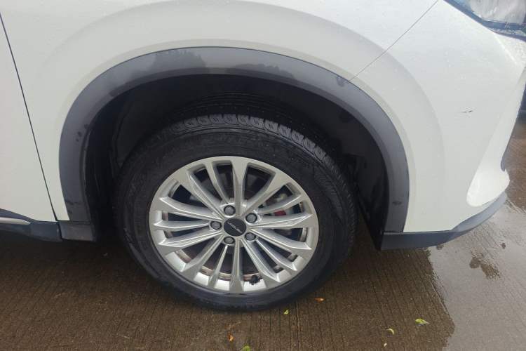 Used Dongfeng Fengon 580 2022 1.5T Automatic Luxury Version Right Front Wheel Hub