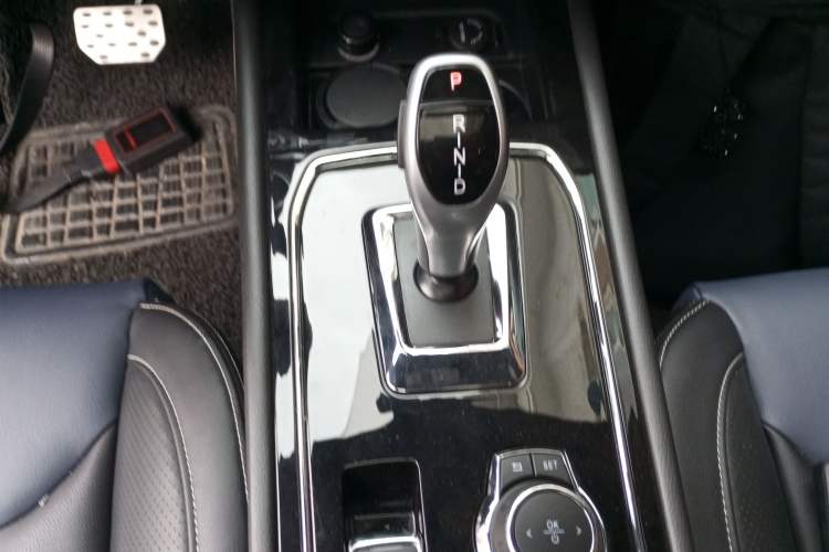 Used Dongfeng Fengon 580 New Energy 2019 1.8L PHEV Zhihao Model 7 Seats Gear Lever