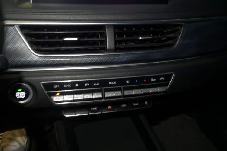Used Dongfeng Fengon 580 New Energy 2019 1.8L PHEV Zhihao Model 7 Seats Audio And AC Panel