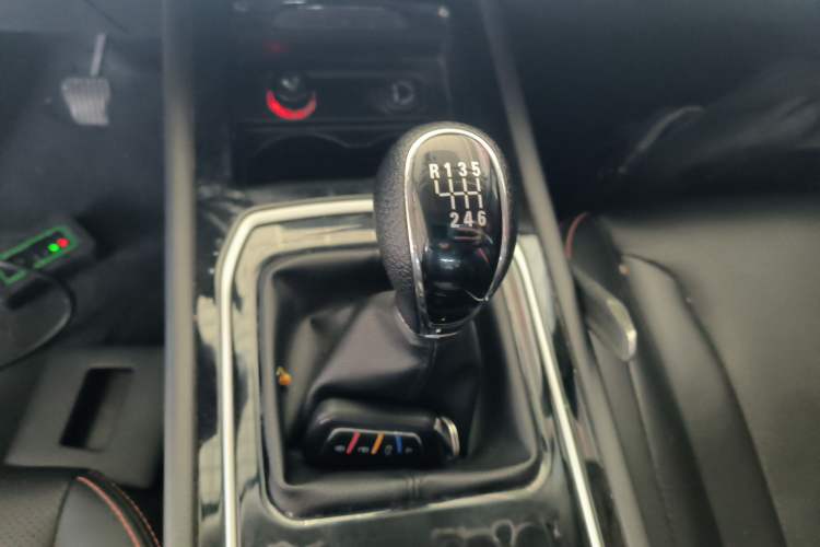 Used Dongfeng Fengon 580Pro 2020 220T Manual Yuling Edition Gear Lever