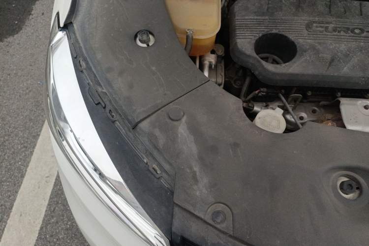 Used Dongfeng Fengon 580Pro 2020 220T Manual Yuling Edition Engine Bay Right
