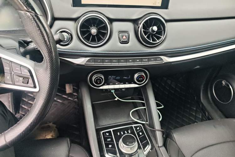 Used Dongfeng Fengon E3 2019 EVR Extended-Range Luxury Model Audio And AC Panel