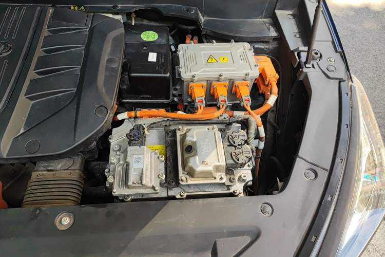 Used Dongfeng Fengon E3 2019 EVR Extended-Range Luxury Model Engine Bay Left