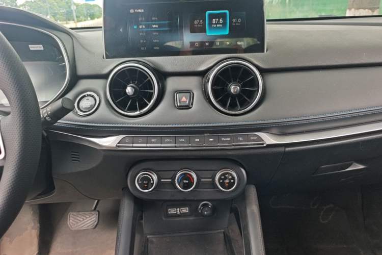 Used Dongfeng Fengon E3 2019 EVR Range-Extended Smart Model Audio And AC Panel