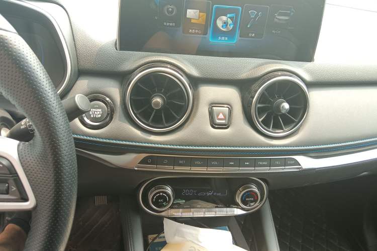 Used Dongfeng Fengon E3 2019 EVR Extended-Range Luxury Model Audio And AC Panel