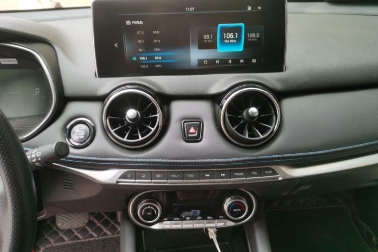 Used Dongfeng Fengon E3 2019 EVR Extended-Range Luxury Model Audio And AC Panel