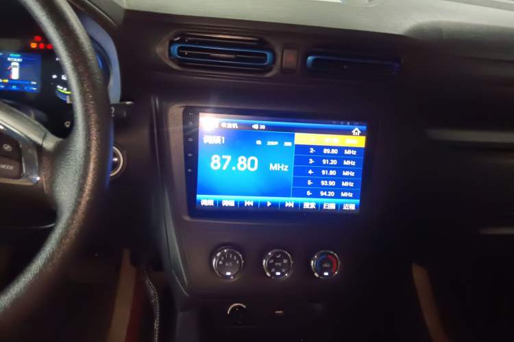 Used Dongfeng Fengon E380 2023 Standard Edition – Comfort Model 7 Seats Audio And AC Panel