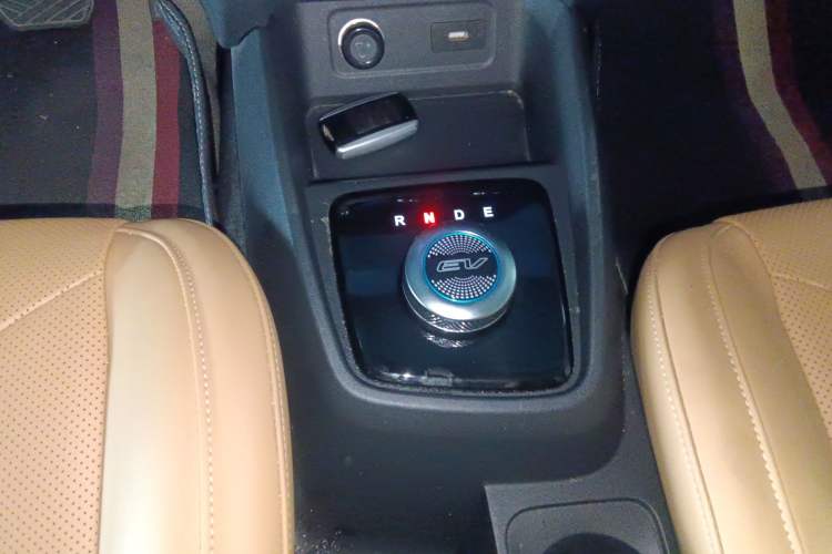 Used Dongfeng Fengon E380 2023 Standard Edition – Comfort Model 7 Seats Gear Lever