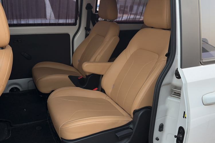 Used Dongfeng Fengon E380 2023 Standard Edition – Comfort Model 7 Seats Interior 2