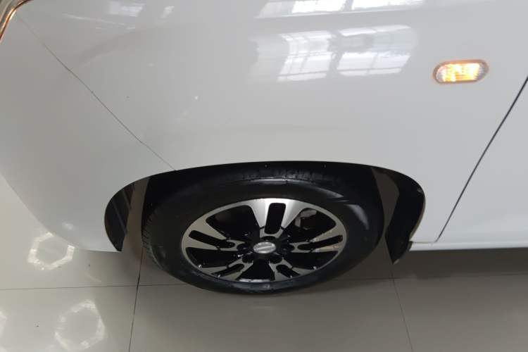 Used Dongfeng Fengon E380 2023 Standard Edition – Comfort Model 7 Seats Left Front Wheel Hub