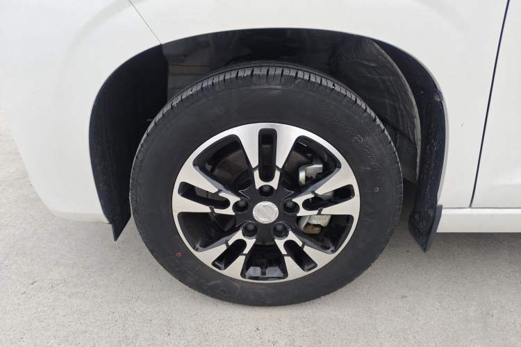 Used Dongfeng Fengon E380 2023 Standard Edition – Comfort Model 7 Seats Left Front Wheel Hub