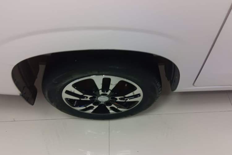 Used Dongfeng Fengon E380 2023 Standard Edition – Comfort Model 7 Seats Right Rear Wheel Hub