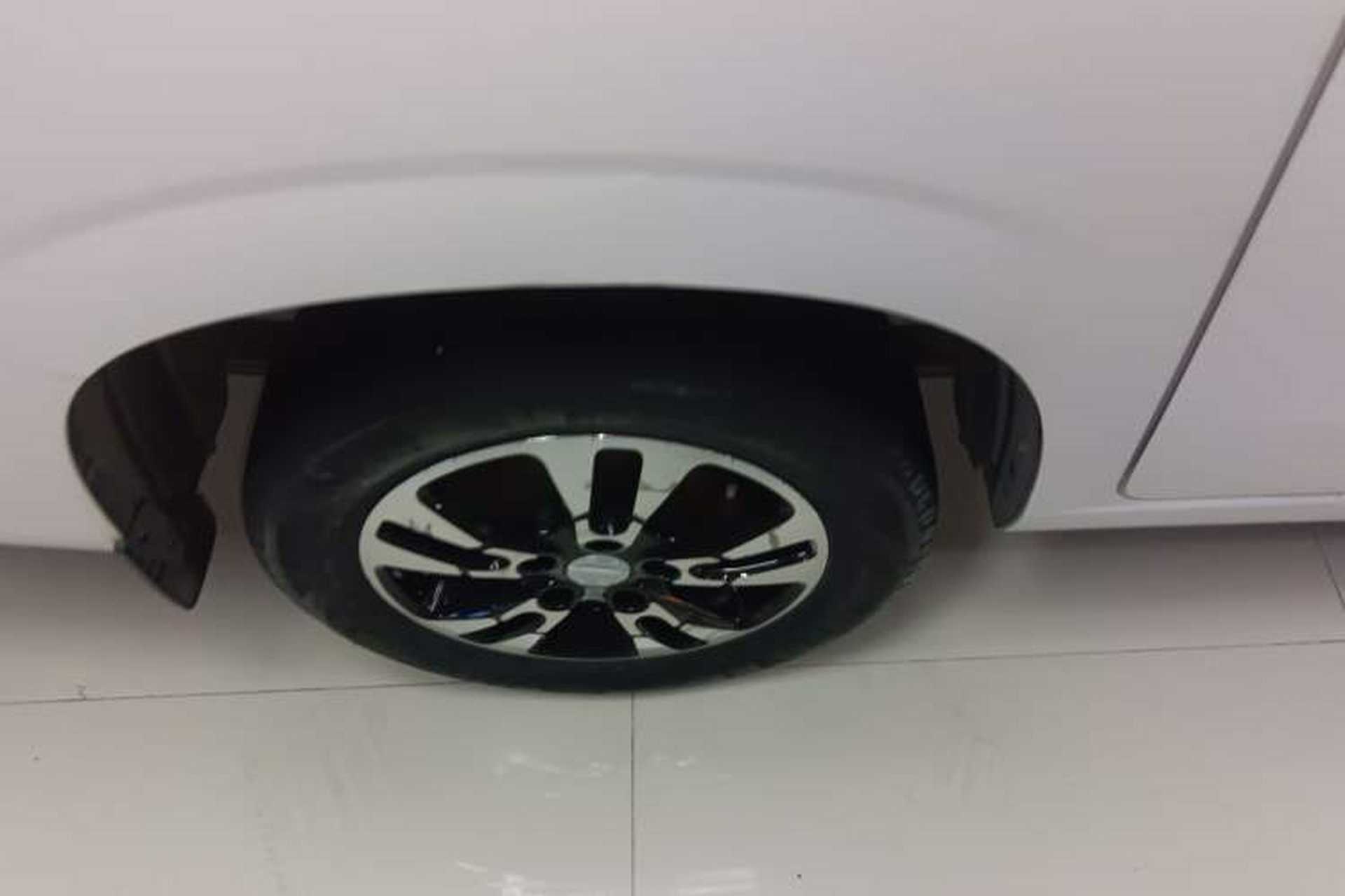 Used Dongfeng Fengon E380 2023 Standard Edition – Comfort Model 7 Seats Right Rear Wheel Hub