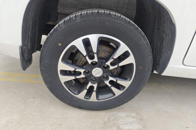 Used Dongfeng Fengon E380 2023 Standard Edition – Comfort Model 7 Seats Right Rear Wheel Hub