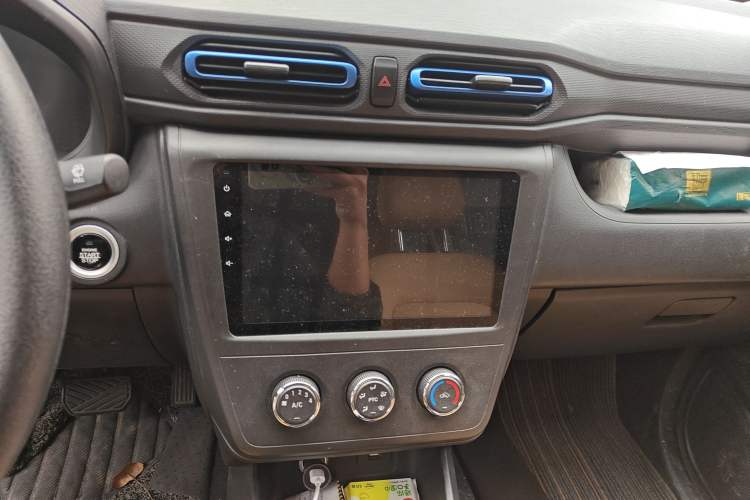 Used Dongfeng Fengon E380 2023 Standard Edition – Comfort Model 7 Seats Audio And AC Panel