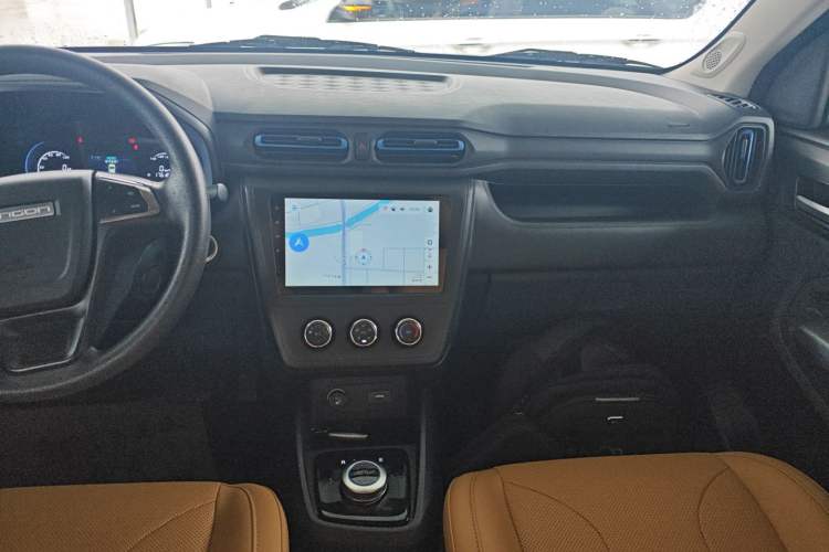 Used Dongfeng Fengon E380 2023 Standard Edition – Comfort Model 7 Seats Audio And AC Panel
