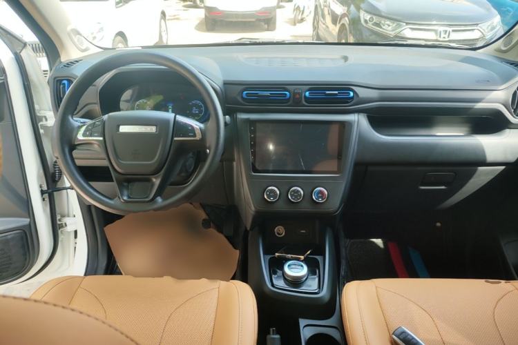 Used Dongfeng Fengon E380 2023 Standard Edition – Comfort Model 7 Seats Center Console